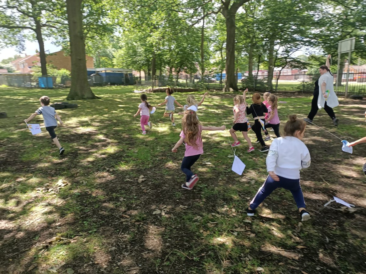 LordswoodEYFS's tweet photo. Lots of fun in the FSU for the last day of #GAF2020 #Griffinartsfestival #festivalofkites https://t.co/7v6BgVvN6h