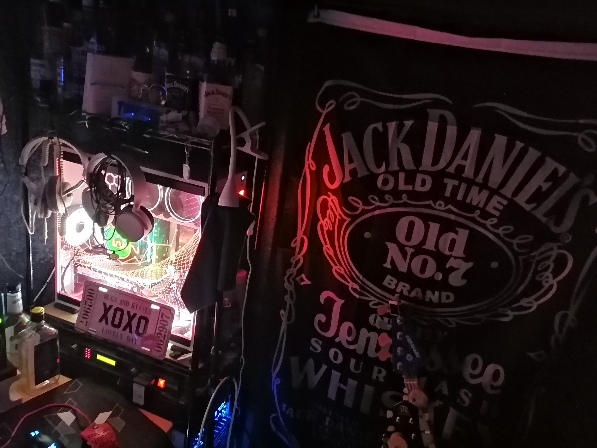 Sagosugy デスク周りなら任せろ イキリオタク早口 ピカピカ ルイヴィトンの壁紙 酒瓶で差をつけろ ボク等の Pcデスク周り T Co Nhznpxdljd Twitter