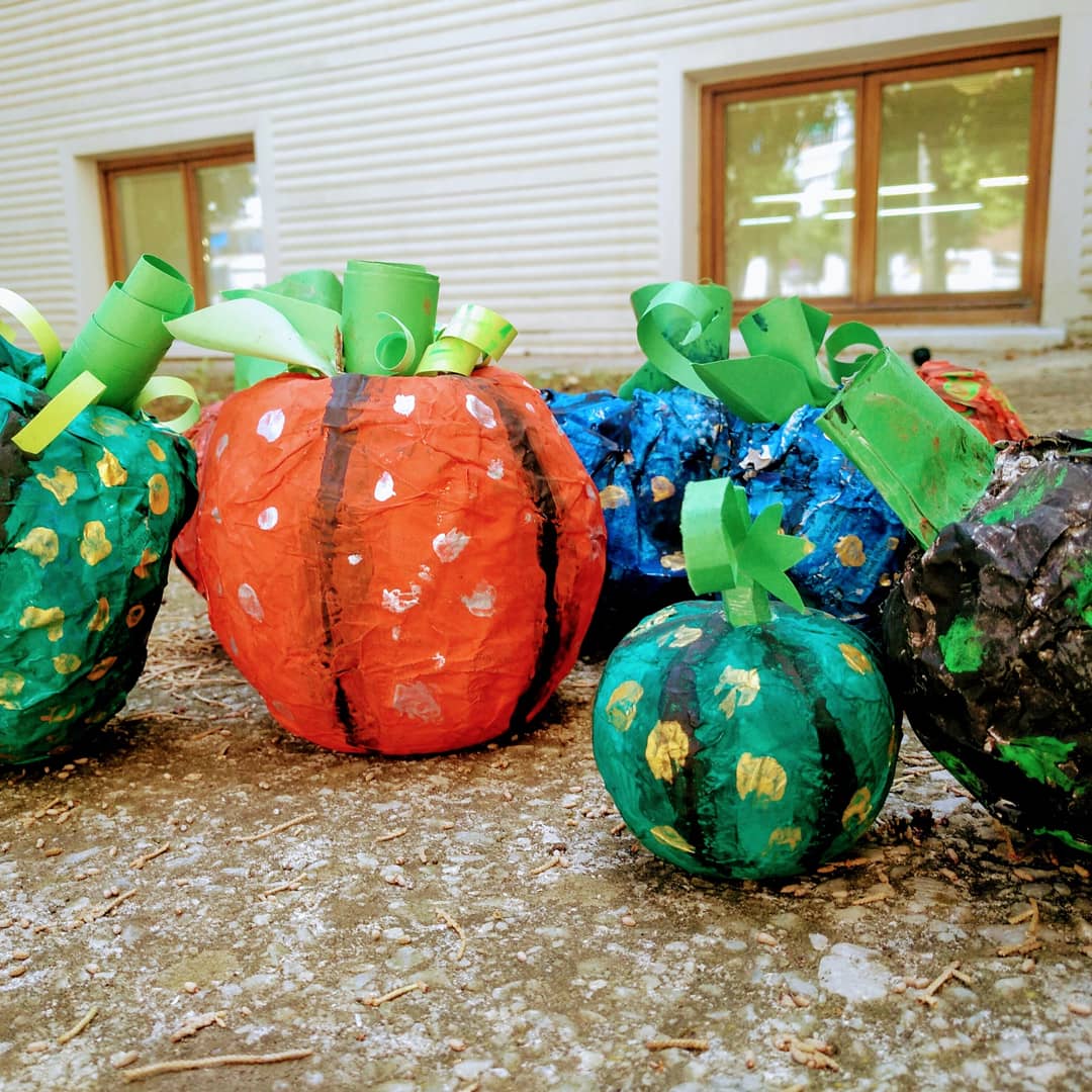 BegoCerrillo's tweet image. Nuestras calabazas al estilo #yayoikusama realizadas en el #veranoconartetorremolinos de @artenanos  son todo un éxito