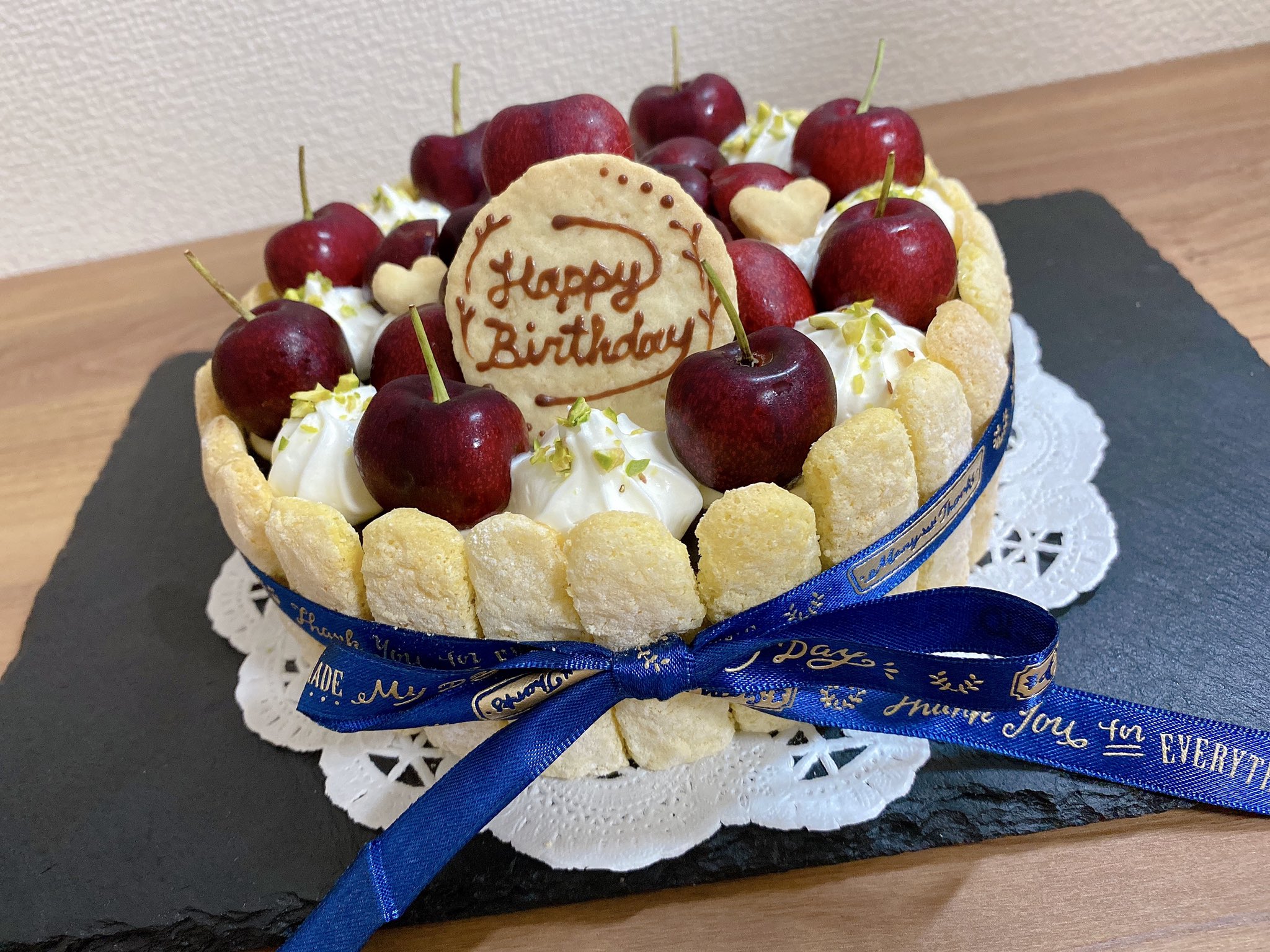 Mo Suke シャルロットケーキ 念願のシャルロットケーキ 中身は3層のチョコレートレアチーズ 上はアメリカンチェリーと生クリームで飾り付け 彼氏へのバースデーケーキです シャルロットケーキ 過去pic おうちカフェ 手作りスイーツ お菓子