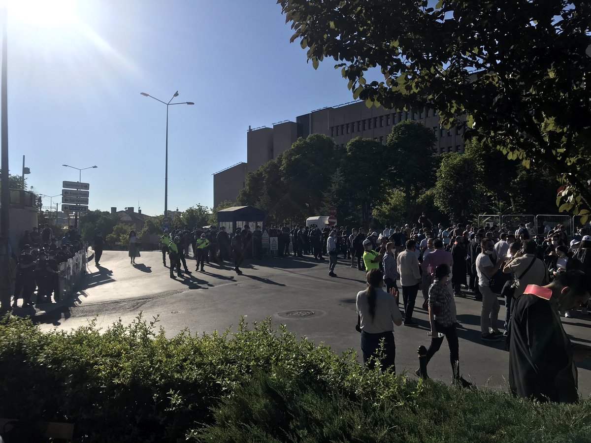 Ankara’da uzun bir yürüyüş yaptık. Sıhhıye adliyesinin C kapısı önündeyiz ve sizlere harika bir haberim var! Polis Avukatları adliyeye almıyor! #SavunmaDurdurulamaz