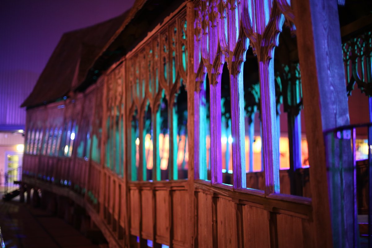 Only a small portion of the Hogwarts Bridge was actually constructed during filming. The rest was added digitally in post-production! Which scene from the Harry Potter film series comes to mind when you see these iconic wooden beams? #WBTourLondon