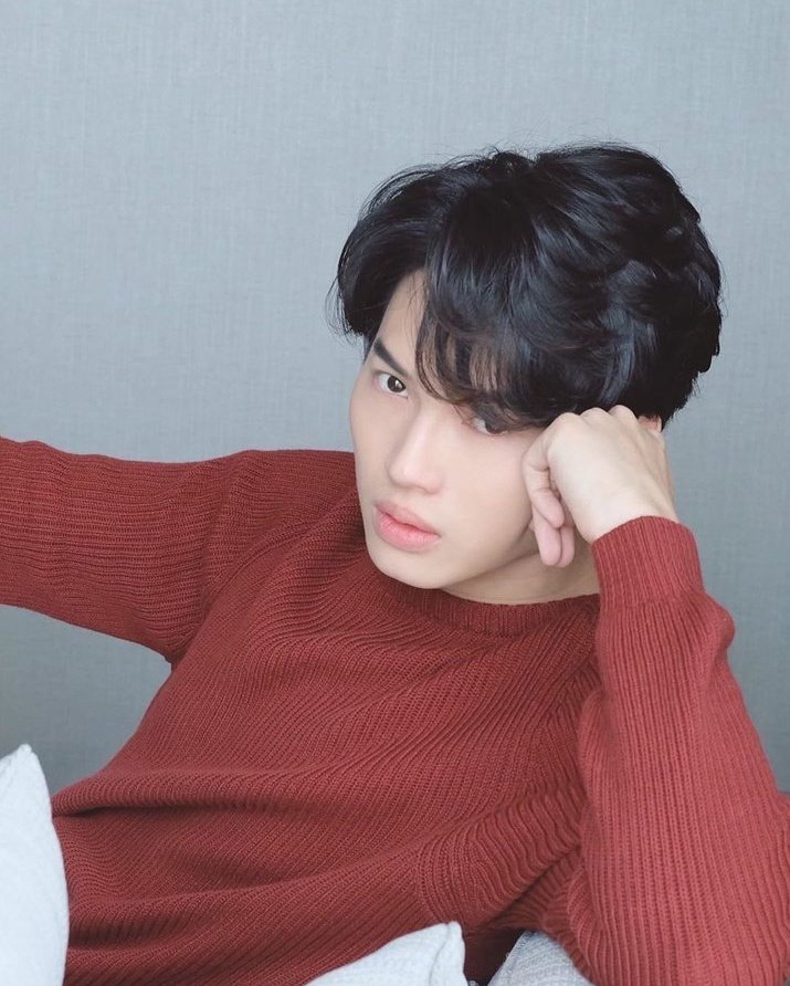winglobalfc's tweet photo. 071020 [IG Update]
@winmetawin / cr. _zofear99

Our CEO is serving us with his hot and sexy visuals. Look at those fierce eyes, those eyebrows, and that red sleeves perfectly suits him. Win Metawin is indeed the epitome of handsomeness and prettiness.

#winmetawin #snowballpower https://t.co/kYl9ETChI3