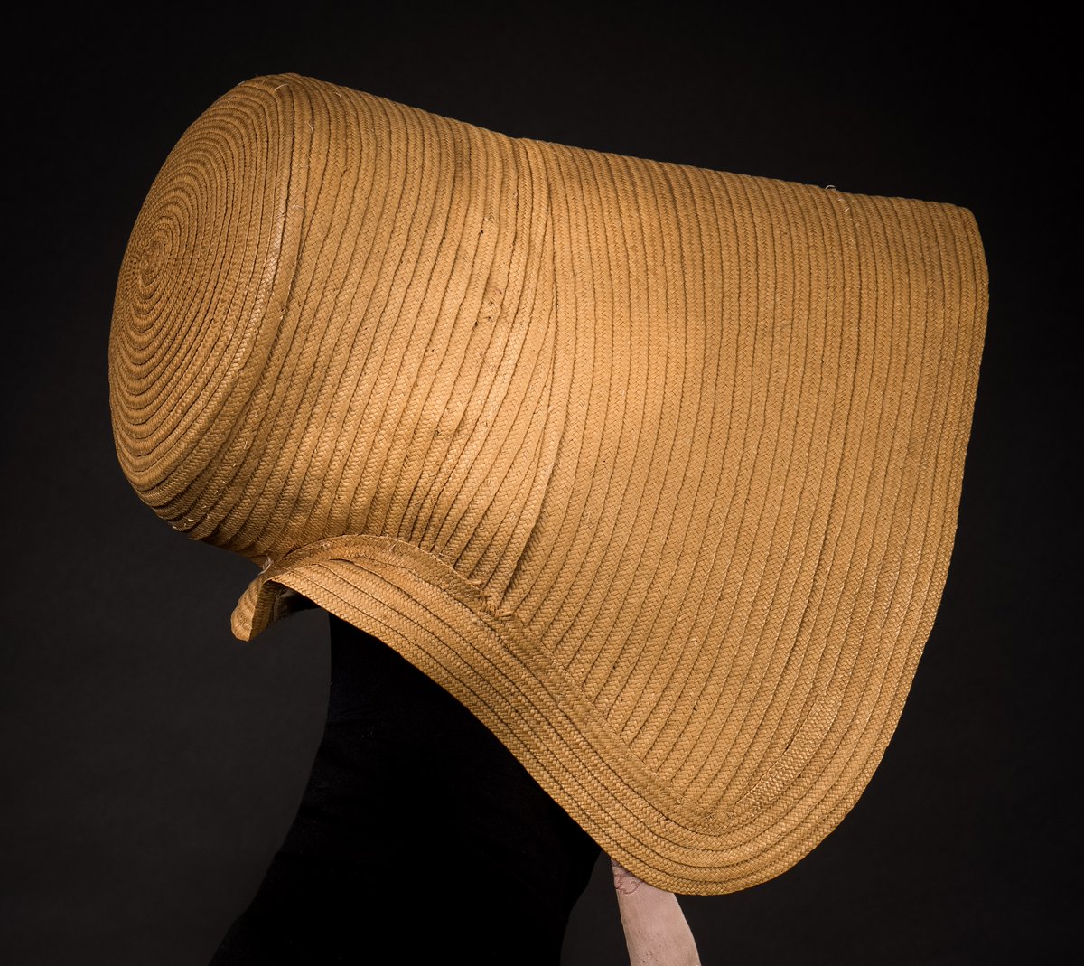 Fashion_Museum's tweet photo. Plaited braid straw poke bonnet, with silk ribbon ties, Mrs. Prout's Straw &amp; Tuscan Establishment, Totnes, about 1847. Straw poke bonnets were extremely popular in the mid-19th century 👒 https://t.co/hnOW2g7pxd