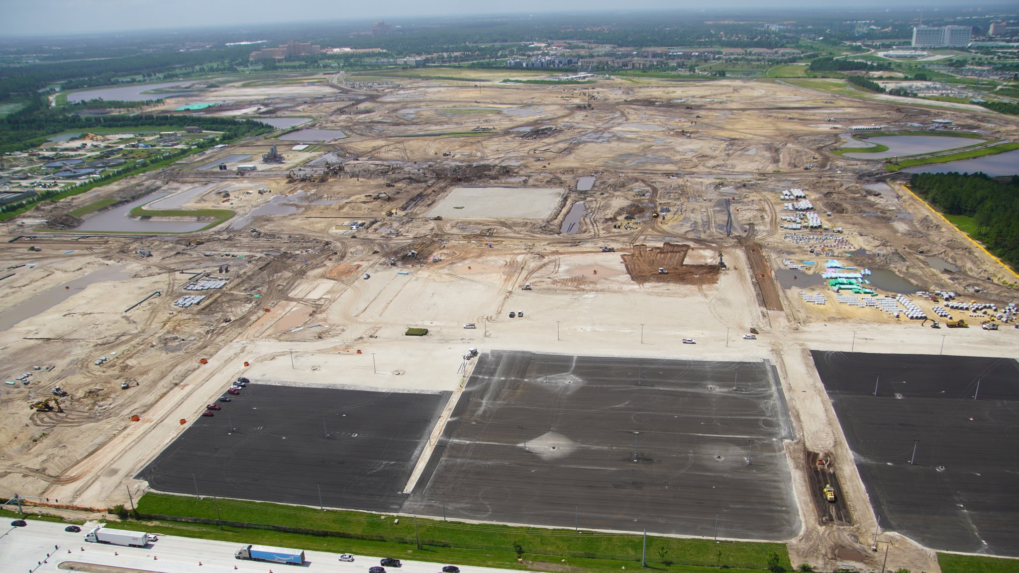 bioreconstruct on X: Aerial look at Universal Orlando Team Member parking.  The parking garage was expanded last year, the right-most section.   / X