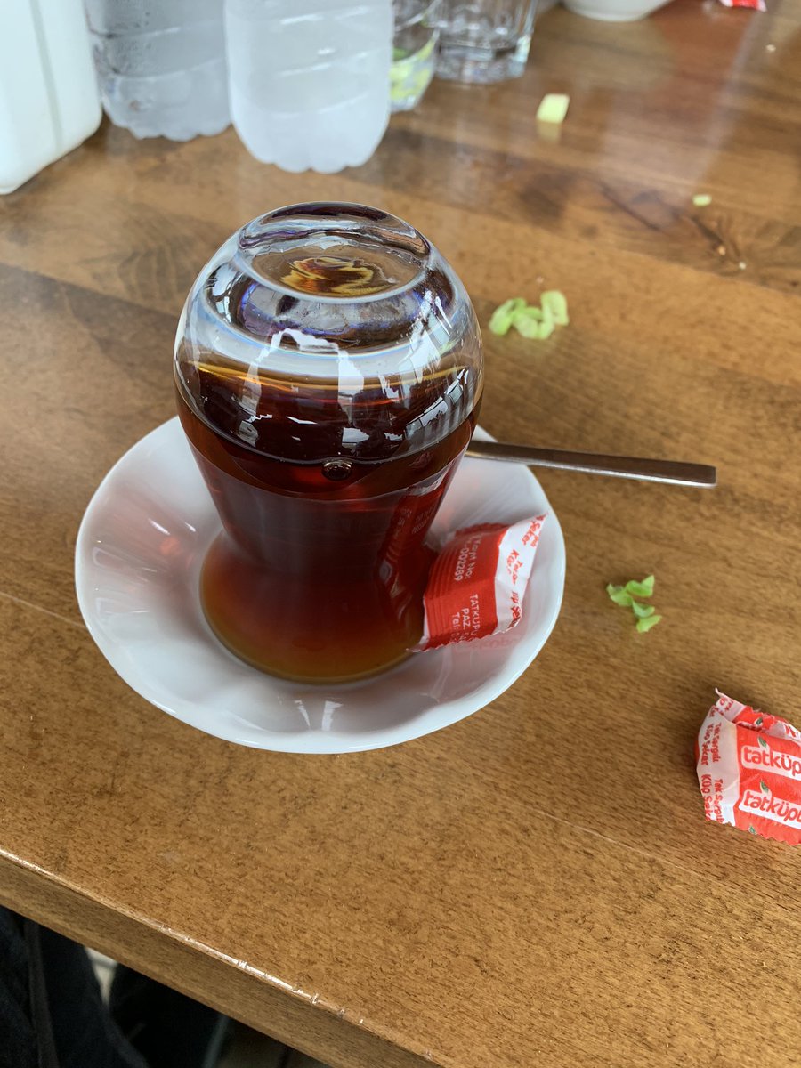 Bi çay istedik gelen çaya bak.