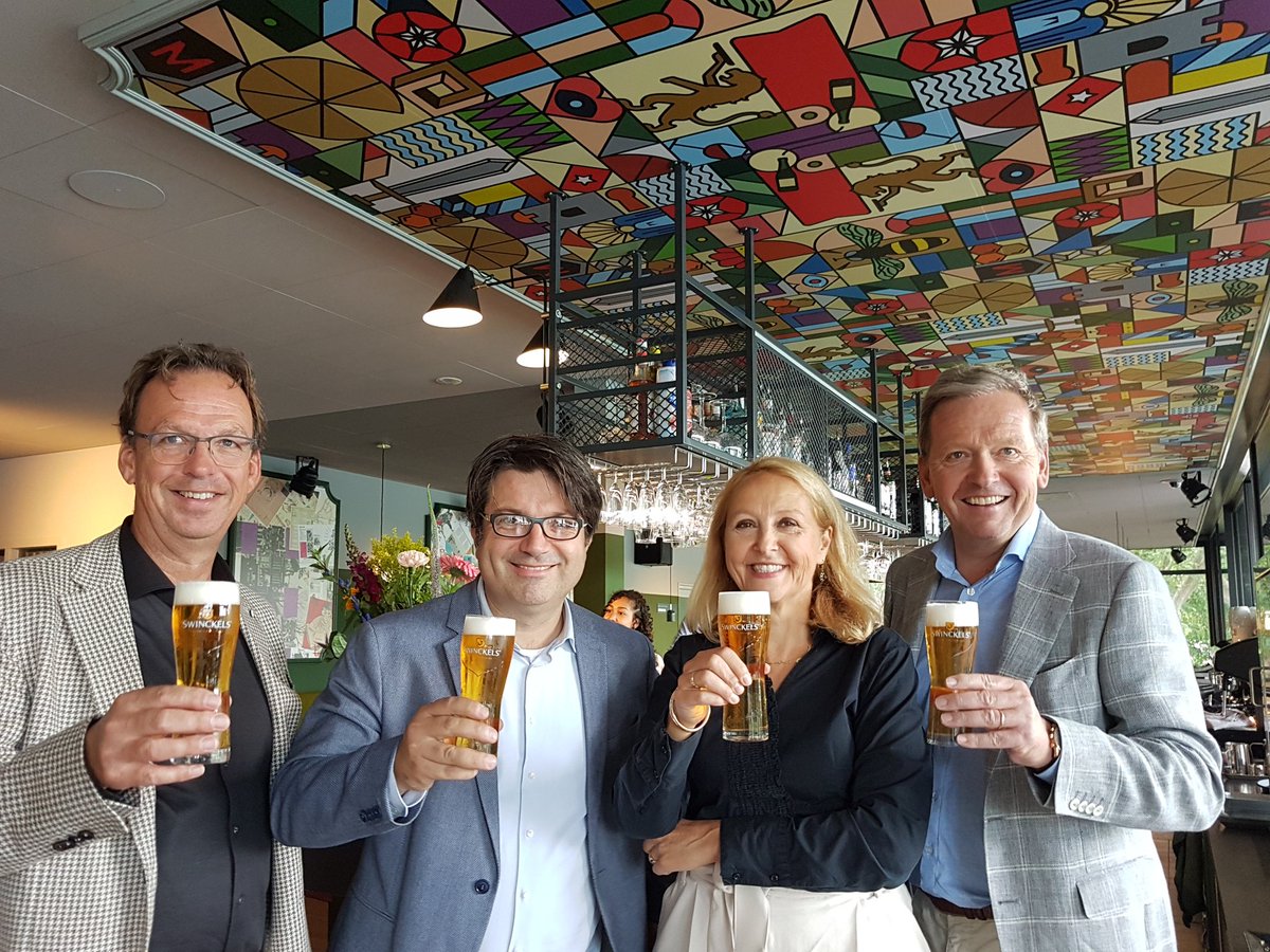 Luc Bronckers, Marijke Schreiner, Noud en Tijn Swinkels toasten op de heropening van het prachtig gerenoveerde hostel in Maastricht. #Stayokay #renovatie #heropening  #RoyalSwinkelsFamilyBrewers #hetmooisteplekjeaandeMaas #Maastricht