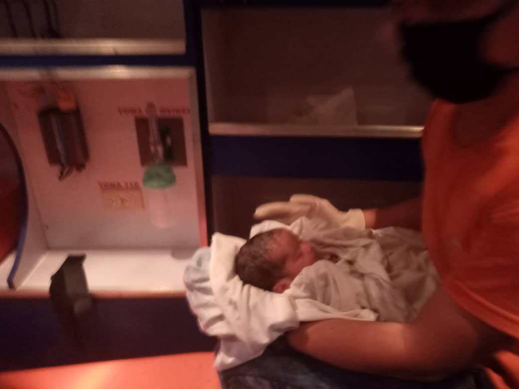 VPITV's tweet image. #10Jul #Social | Una bebe recién nacida fue abandonada sobre un vehículo que se encontraba estacionado en el barrio 28 de octubre, en la ciudad de Acarigua (Portuguesa). La pequeña fue trasladada al Hospital "Dr. Jesús María Casal Ramos". Cortesía: Protección Civil