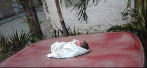 VPITV's tweet image. #10Jul #Social | Una bebe recién nacida fue abandonada sobre un vehículo que se encontraba estacionado en el barrio 28 de octubre, en la ciudad de Acarigua (Portuguesa). La pequeña fue trasladada al Hospital "Dr. Jesús María Casal Ramos". Cortesía: Protección Civil