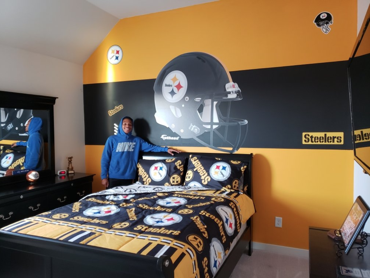 Fathead's tweet photo. When you bleed black and yellow… it bleeds into every room in your house. 🖤💛🏈 We love how this #FatheadFan styled his @steelers wall decal! What colors do you bleed?
#FatheadNationFriday #PittsburghSteelers #TerribleTowel #NFL #AFC
Photo by: @LaMarcusNelson1 https://t.co/BpVmwfpKGN