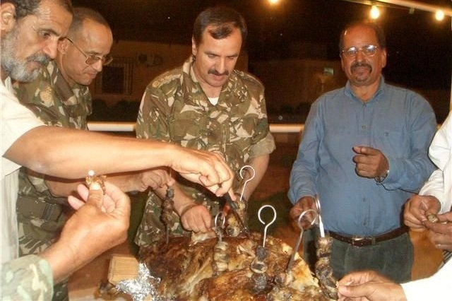 ZinebElHilali6's tweet photo. تحويل المساعدات الإنسانية وإعادة بيعها من قبل عصابة البوليساريو والمسؤولين الجزائريين تتم بطريقة ممنهجة ومافيوزية من أجل “الاستيلاء على الإعانات الموجهة للساكنة الصحراوية المغربية المحتجزة منذ أكثر من أربعين سنة في مخيمات تندوف الذل و العار بجنوب الجزائر https://t.co/MAuB1bPFaW