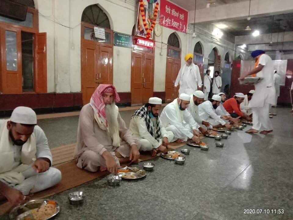 Muslim brothers donated 33 Tons of wheat to the Golden Temple Langar at Amritsar.

Below, the donors partaking Langar at the Gurdwara while Sikh sewadars serve