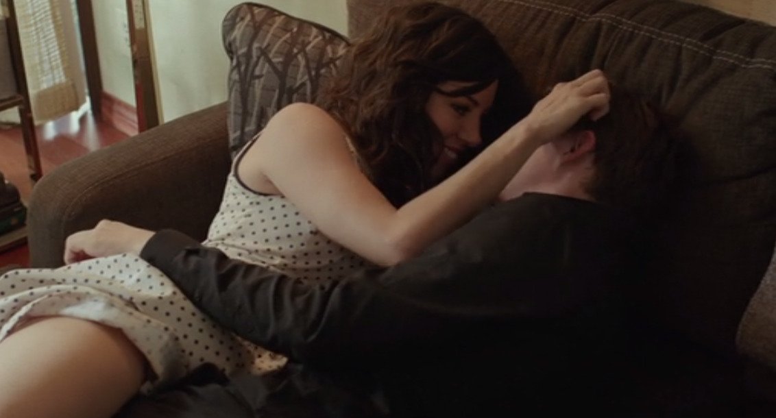 Bir ayrılıktan sonra resimleri ne yapıyoruz. Çöpe mi atıyoruz, yakıyor muyuz yoksa hiç yokmuş gibi saklıyor muyuz?
Belkilerin uğruna...
Peki hafızadaki anıları geri dönüşüme gönderebiliyor muyuz? Her eşyanın gidilen mekanların ruhunu nereye bırakıyoruz?

Asuman Toprak Deniz