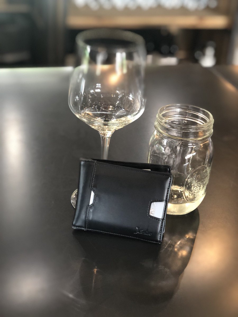 xoirwallets's tweet photo. The XOIR Regent pairs nicely with just about anything!  

FREE SHIPPING IN THE USA!

Only 29.99!!!!   

Makes a perfect gift!  👌🏻 

https://t.co/5qNYWfRyam

(The wallet used in this image has been in heavy use for over a YEAR!... gets better with age!) https://t.co/DrweCDYDTW