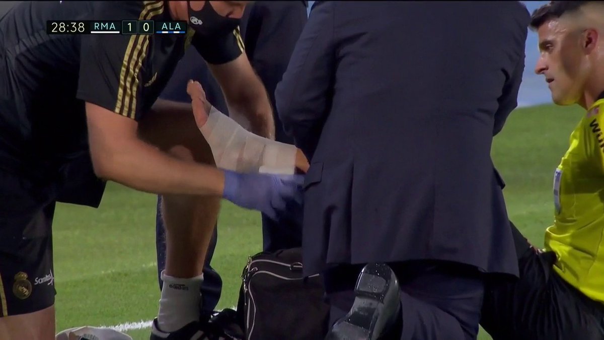 Reycholosimeone's tweet photo. Los médicos del Madrid tratando de recuperar a su mejor jugador. https://t.co/O3uDfHqd1K