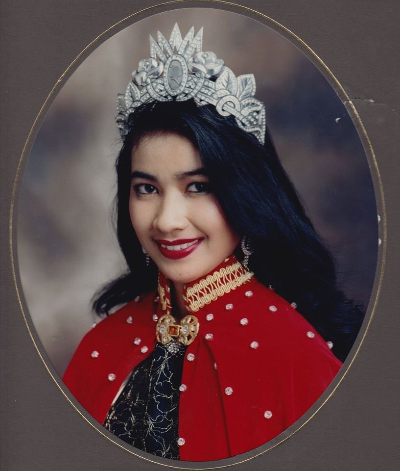Jangan kasih kendor, lanjut 1996. Mahkota Puteri Indonesja kembali lagi ke DKI Jakarta melalui Alya Rohali. Yesss, baru tau ya. Alya Rohali ini memegang rekor sebagai Puteri Indonesia dengan masa jabat terlama, 4 tahun totalnya karena dari 97-99 tidak diadakan pemilihan