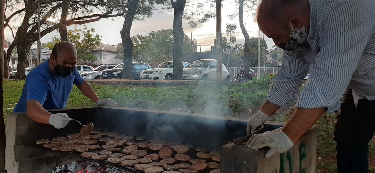 maritoxalcaraz's tweet photo. 🍔 #Viernes de hamburguesas de #Mimen y pan de #Posceres en la canchita de la Chacra 32-33 para los vecinos https://t.co/VljxlXiw6m