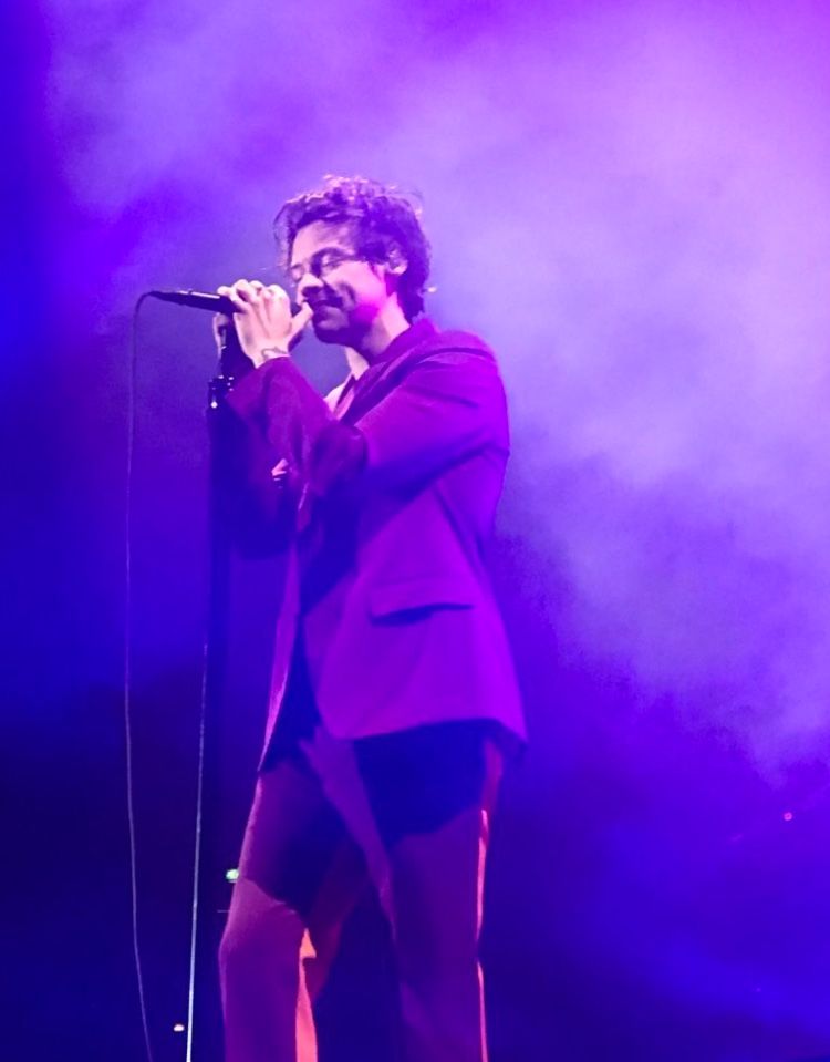 Harry Styles as sunsets; a thread