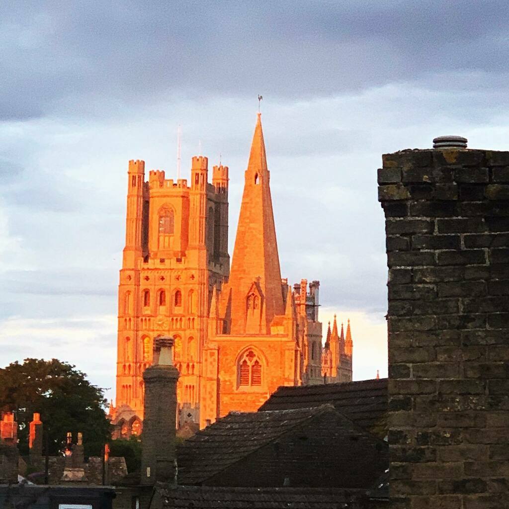 rachecain's tweet photo. #wherewelive #bedroomviews 
Setting sun on Ely Cathedral
#ely #elycathedral https://t.co/bvU2ipoqIh https://t.co/glfM5Fjk8Y