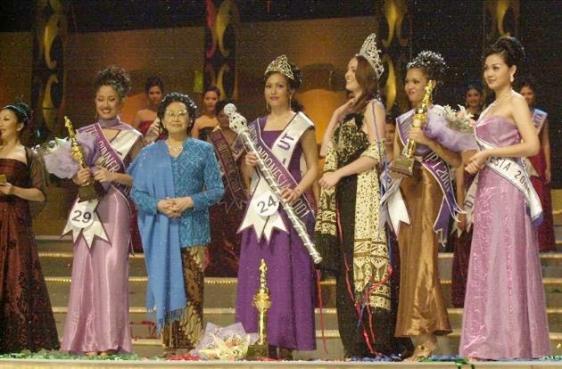 Tahun 2001, mahkota Puteri Indonesia terbang jauh pertama kali ke Sulawesi Utara melalui Angelina Sondakh. Semenjak resmi menjadi tersangka kasus korupsi, Kalau kita lihat di website resmi Puteri Indonesia fotonya Angelina ini udah gak ada di list pemenang Puteri Indonesia (cont)