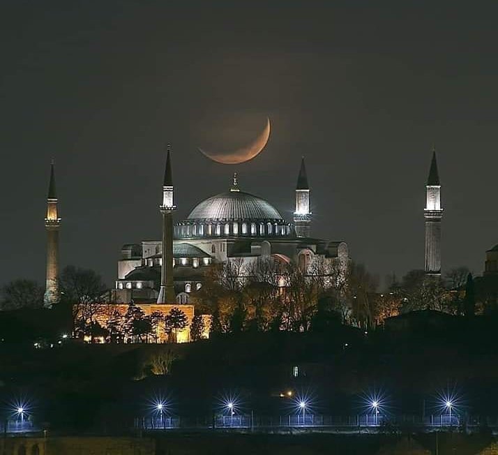 "Ayasofya'yı kapalı tutmak toprağın üstündeki 30 milyon Türk'ün ve altında yatan 30 milyar Türk'ün semaları tutuşturan lanetine hedef olmaktır." demiş 1965'te Üstad Necip Fazıl Kısakürek......
#AyasofyaCamii 
#AyasofyaCamiOldu 
#HagiaSophiaMosque