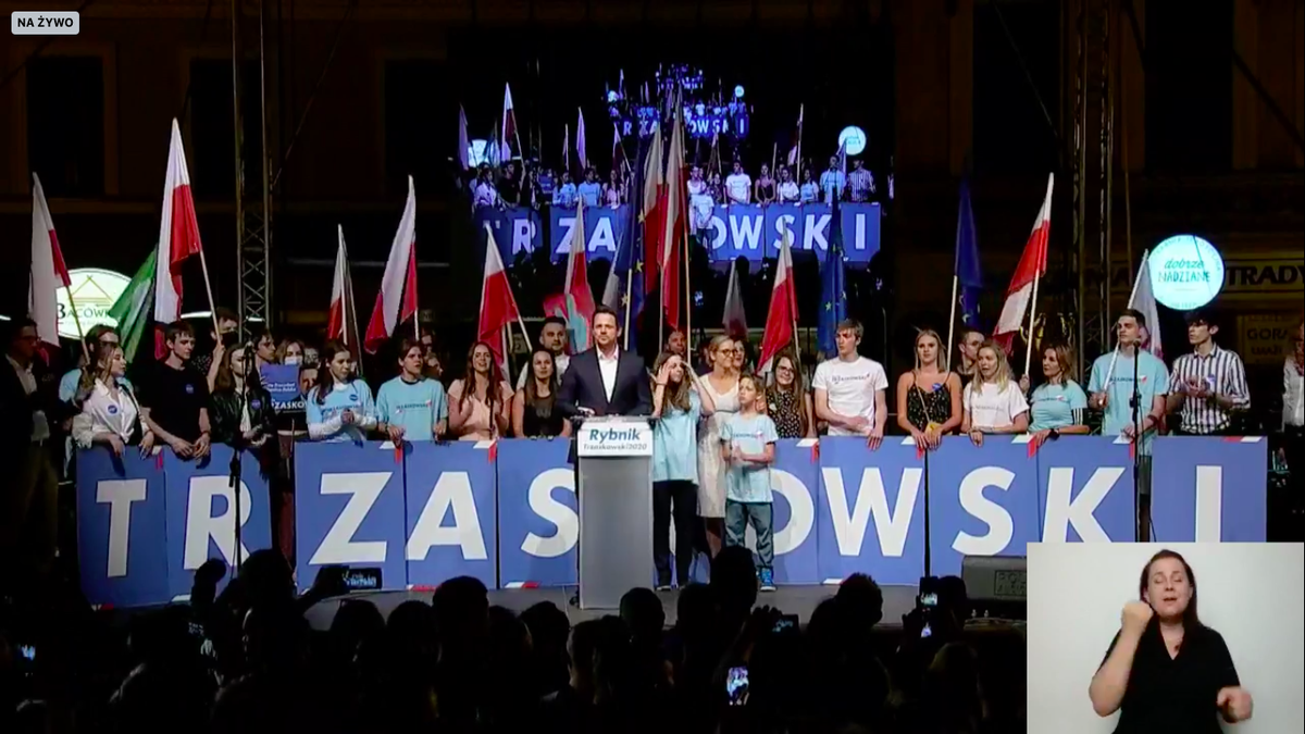 trzaskowski2020's tweet photo. Prezydent @trzaskowski_: Dzisiaj jest czas wyjątkowy - nie musimy protestować przeciwko czemuś, ale możemy być za pozytywną zmianą! Możemy być za tym, żeby Polska była dumna ze swojej różnorodności i tego, że możemy być razem.

#Trzaskowski2020 📍 Rybnik ✌️ https://t.co/Pj0HOSlE8P
