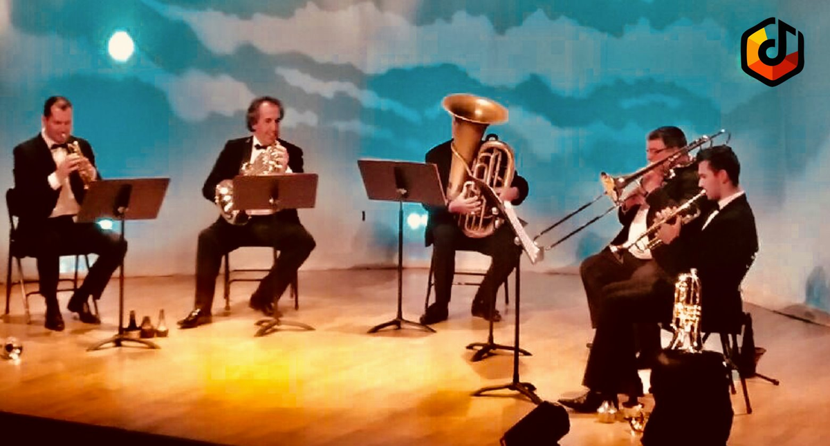 MusicArtistes1's tweet photo. Avec Music@Artistes la musique suffit. C'est ce que vous propose le Quintette Vitrail, du romantisme, du classique, la flamboyance de leurs instruments, pour vos oreilles, pour votre coeur. 
https://t.co/SFR1CUKDd1 https://t.co/J8swK2k28J
