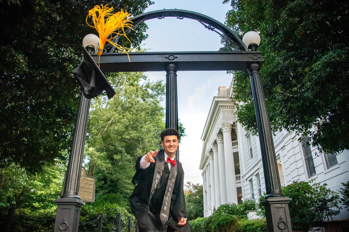 PalmsPerspecti1's tweet photo. Caps off to all the 2020 graduates as you geared up for delayed commencement ceremonies. Don’t let Covid take away the excitement of your accomplishments! 
.
#grad #graduation #graduate #uga #uga2020 #athens #ig_mood #discoverportrait #portraitphotography #profile_vision https://t.co/c2rP4MBhV3