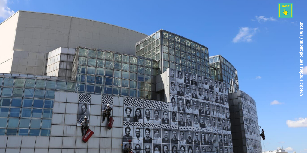 vividlymedia's tweet photo. The portraits of 500 key workers on the frontline in the fight against #COVID19 #coronavirus are displayed on the facade of the Bastille Opera in Paris @ProtegeTonS @JRart @InsideOutProj @DavidHugonot #ProtegeTonSoignant https://t.co/74qDEO1Qs7