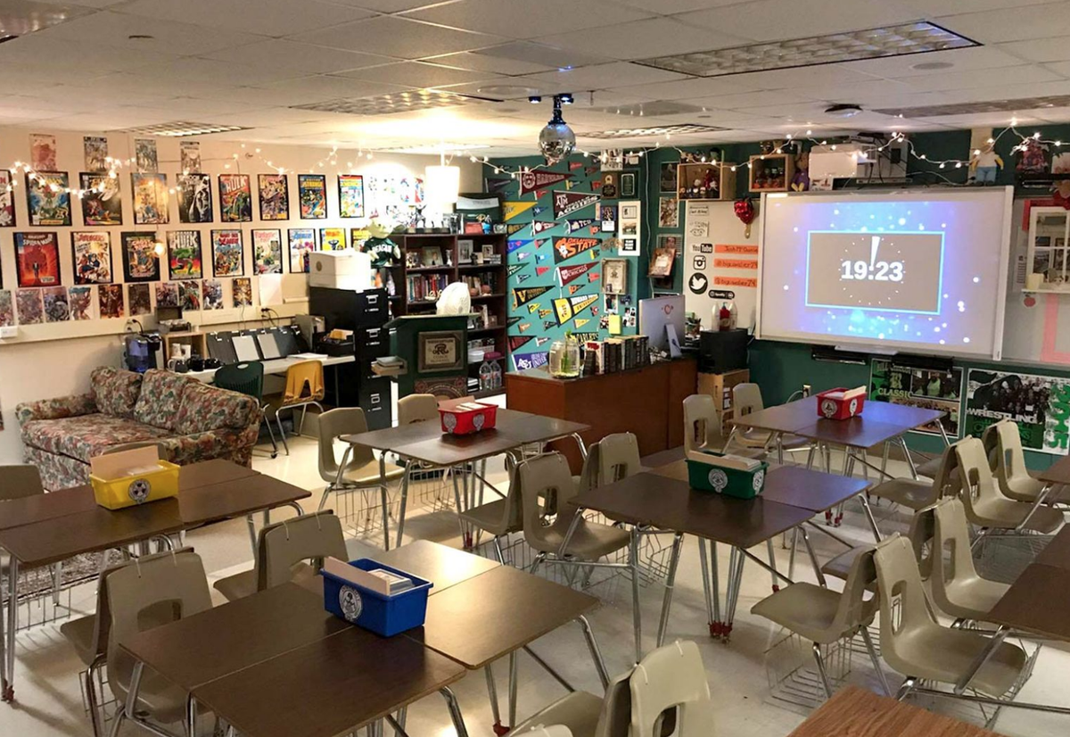 MrsMHatfield's tweet photo. A1: I orignally found this classroom on pinterest and read more about it in an article by @teamedtopia, I love that it has both flexible seating and table groupings. Giving students the option between the two seems like it would help maximize engagement and comfort. #ap3040 https://t.co/3BxslJ1euu