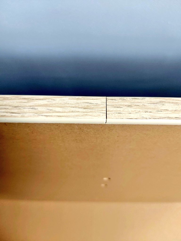 emmerooney's tweet photo. @IKEAUKSupport hey ikea I'm assuming my bekant desk top shouldn't have a cut in the middle? https://t.co/24Tkmh83Hv