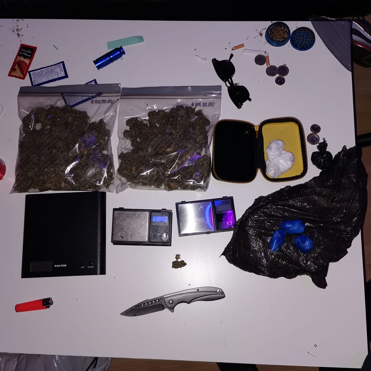 MPSHammFul's tweet photo. Gang unit officers arrested 2 males for drugs supply in Fulham on Wednesday after being found with class A & B drugs.
Further searches lead to the arrest of 3 further Male's and a large amount of class A & B drugs seized.
#gangsunit
#simplythebestAWteam
#fancyhashtagsrequired https://t.co/JsDHX0wwxW