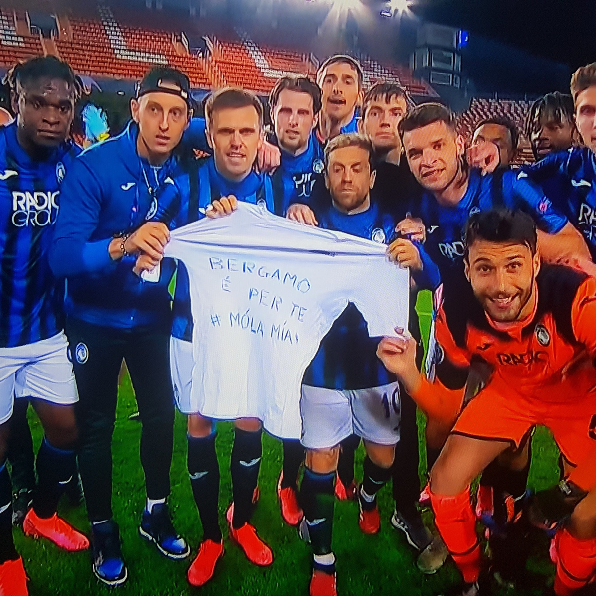 By the time Atalanta beat Valencia in the 2nd leg away in Spain, Bergamo was in total lockdown. So fans donated their ticket refunds to a local hospital & after the game Atalanta players sent a message of solidarity back to their city “Bergamo, this is for you, Don’t give up!”