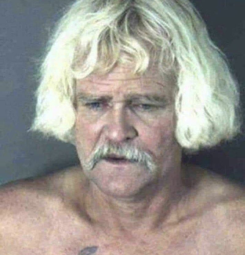 Nachdem er Skeletor besiegt hat, ist He-Man depressiv geworden und in ein tiefes Loch gefallen. 😞