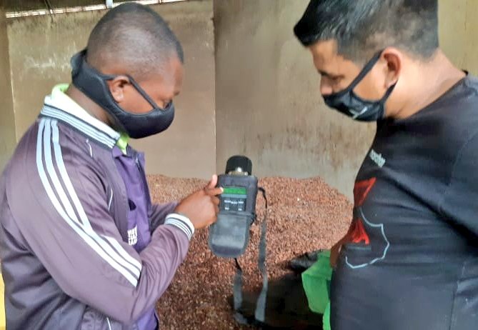 Fercho_Cruz90's tweet photo. En la comunidad Chumundé del cantón #Rioverde, comerciantes de cacao se benefician con asistencia técnica en manejo de medidor de humedad del grano para un #ComercioJusto.

#JuntoAlProductor https://t.co/9KrpXpXhNI