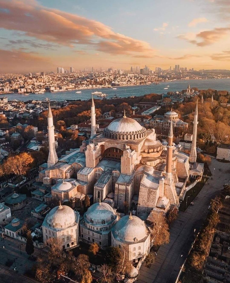Surda bir gedik açtık mukaddes mi mukaddes 
Ey kahpe rüzgar artık ne yandan esersen es (Necip Fazıl Kısakürek)
#AyasofyaCamii