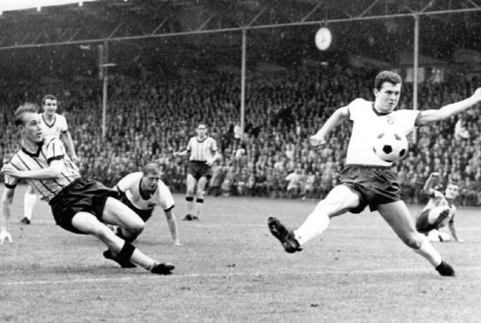 In 1964 Franz made his Bayern debut in a promotion playoff game vs St. Pauli playing on the left wing. Bayern won the 2nd division the next year and were promoted back to the Bundesliga.