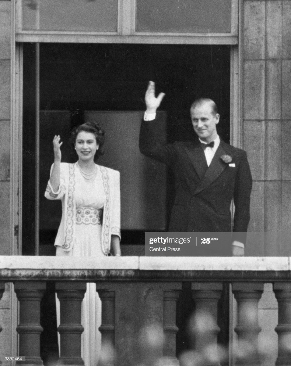 Mace On Twitter Royal Flashback 10th July 1947 Princess Elizabeth Queen Elizabeth Ii Waving From The Balcony At Buckingham Palace With Prince Philip Mountbatten In Response To Public Demand Https T Co S4forfw73s