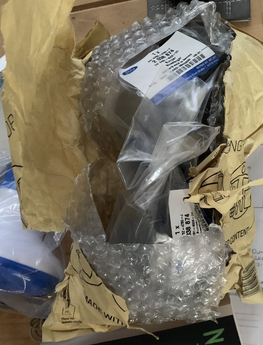 MollyJDunn's tweet photo. Can someone please explain why my parcel was put in my next door neighbours shed, and the ‘missed’ card was put in their door.. also, parcel is completely wrecked.. @Hermesparcels this was how it was posted. https://t.co/BVKI6MyA1W