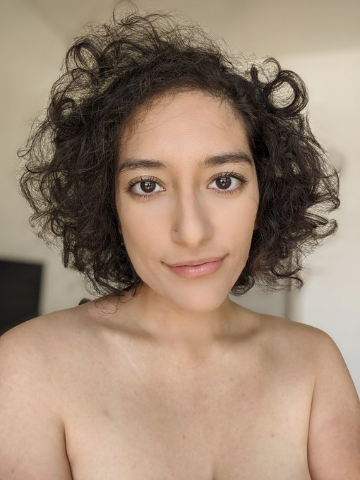 Happy Friday! I'm filming customs and fansite content today 😁 I swear I'll fix my hair before I start