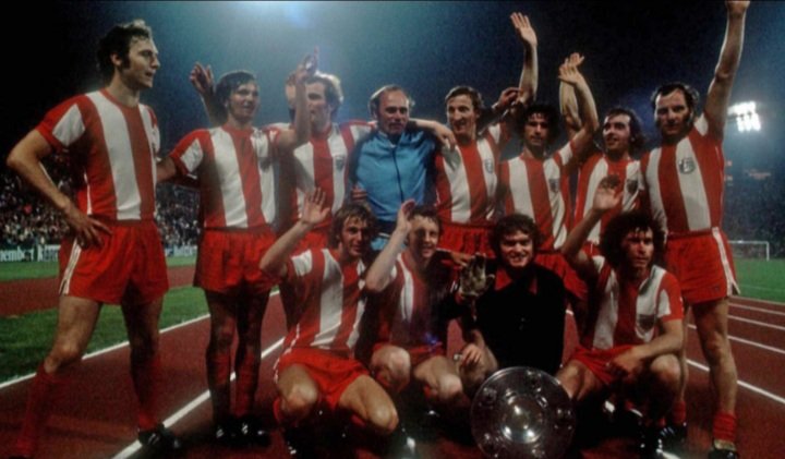 Meanwhile Bayern had put together an unreal team with players like Beckenbauer, Müller, Roth and Hoeneß and were coached by the great Udo Lattek as they won the Bundesliga title 3 times in a row (1971-72, 1972-73, 1973-74)