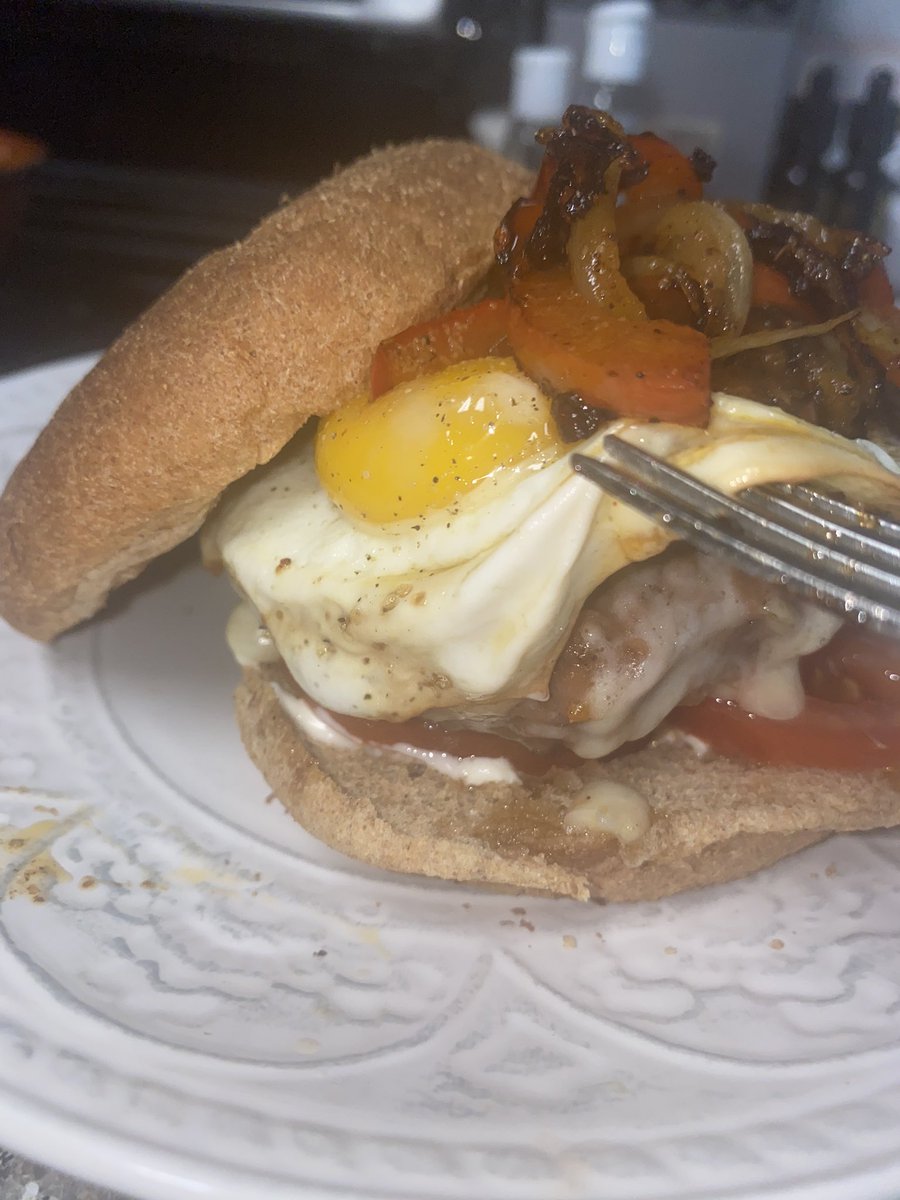 robbieflay_dh's tweet photo. A menu worthy burger by yours truly, #robbieflay π¨π»βπ³π€€ https://t.co/18qCHyImZS