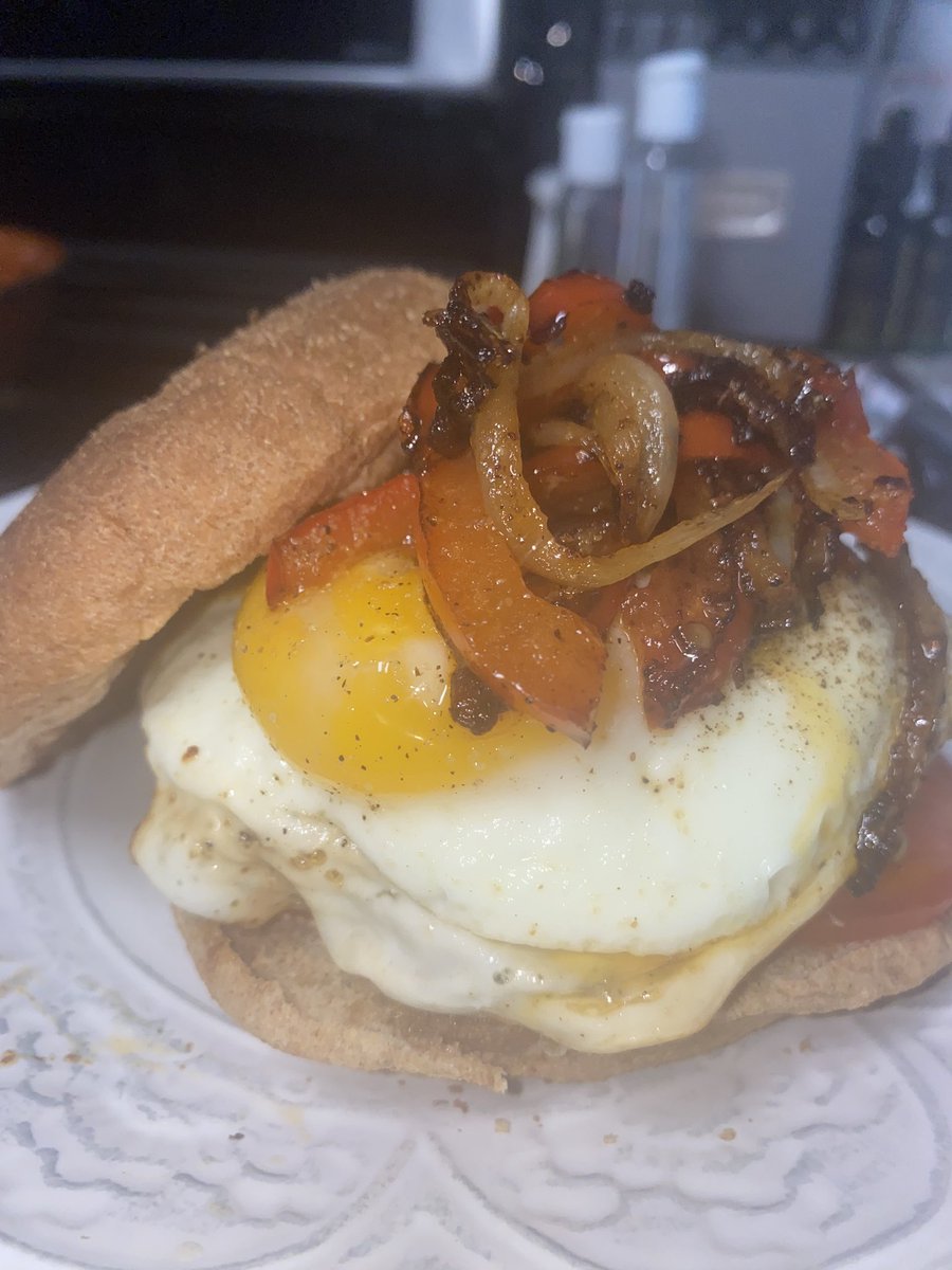 robbieflay_dh's tweet photo. A menu worthy burger by yours truly, #robbieflay π¨π»βπ³π€€ https://t.co/18qCHyImZS