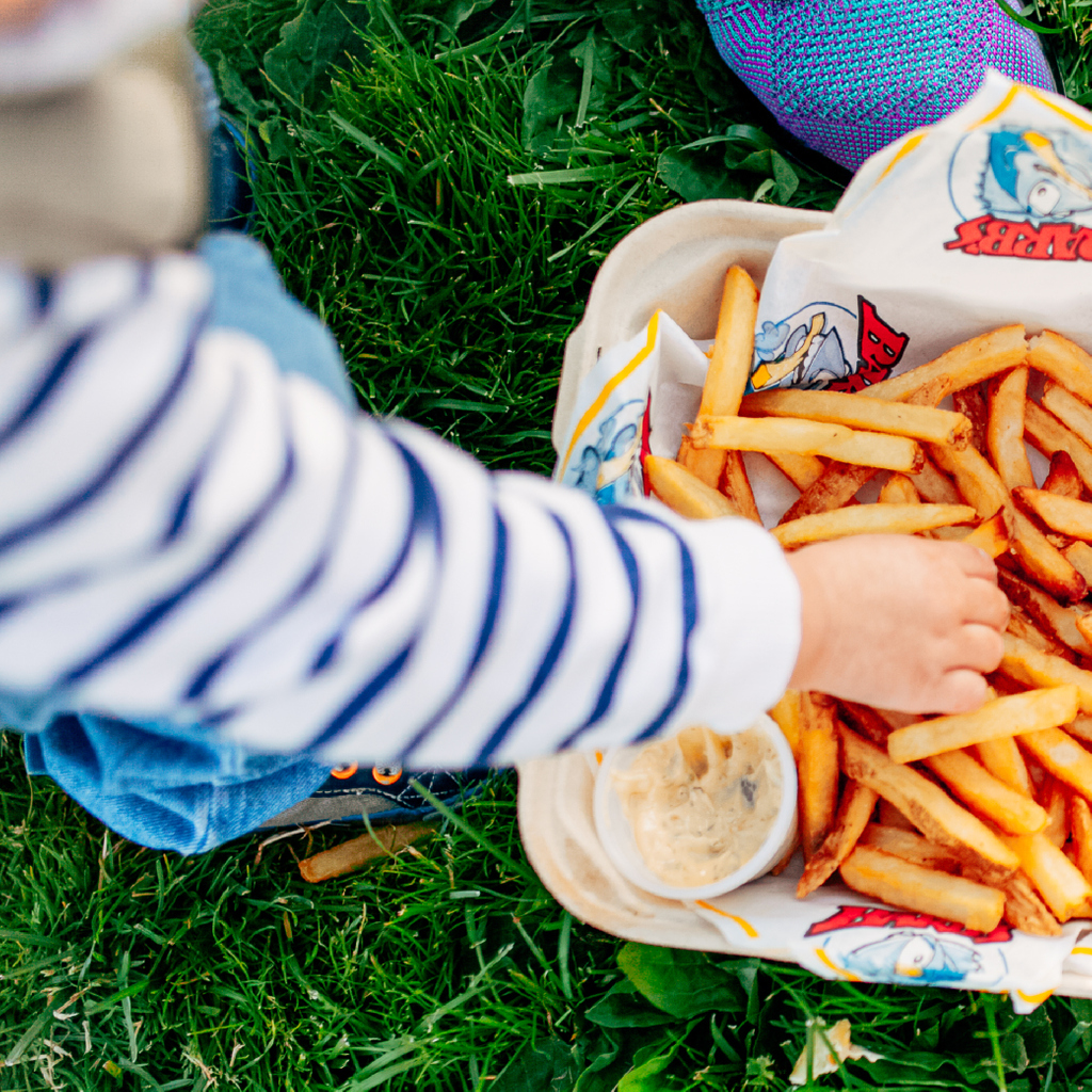 BarbsFishNChips's tweet photo. Weekends (including Fridays!!) were created for family lunchtime picnics, especially in July on the west coast of Canada... we have to get it in while we can 😉☀️💚

📷 @we.imagine8
👨‍👩‍👦‍👦 @yyjmoms
⭐️ @yyjcubs

#barbsfishandchips #community #delicious #fishandchips #yummy #yyjmoms https://t.co/kNUCVCkgqr