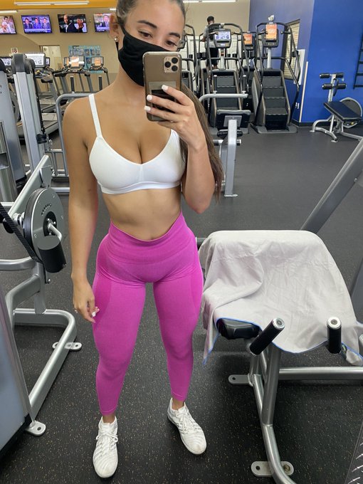 2 pic. Gaining my weight back ?? https://t.co/2FLIApClUu