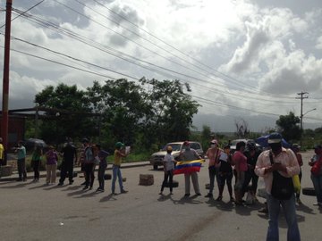 #AguaGG
#Guarenas #10Jul 

Trancaron la vía hacia Cloris. Exigen suministro continuo de #AguaPotable.
Al finalizar (11:30 am), manifestantes de Ciudad Casarapa y Terrazas del Este acordaron más acciones en los próximos días.

Fotos: @NayaritParada @Bryancardenas0
@primicias24vzla