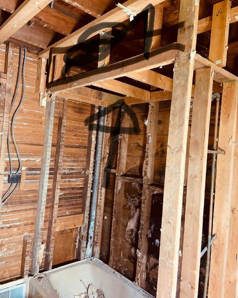 This bathroom renovation in Caldwell, NJ called for gutting the bathroom down to the studs. A new window, fan/light combo, toilet, tub, tile, vanity, sink, and mirror was installed. 

See the rest of the photos here: ift.tt/3gGS2HG instagr.am/p/CCd9ZmnjW10/