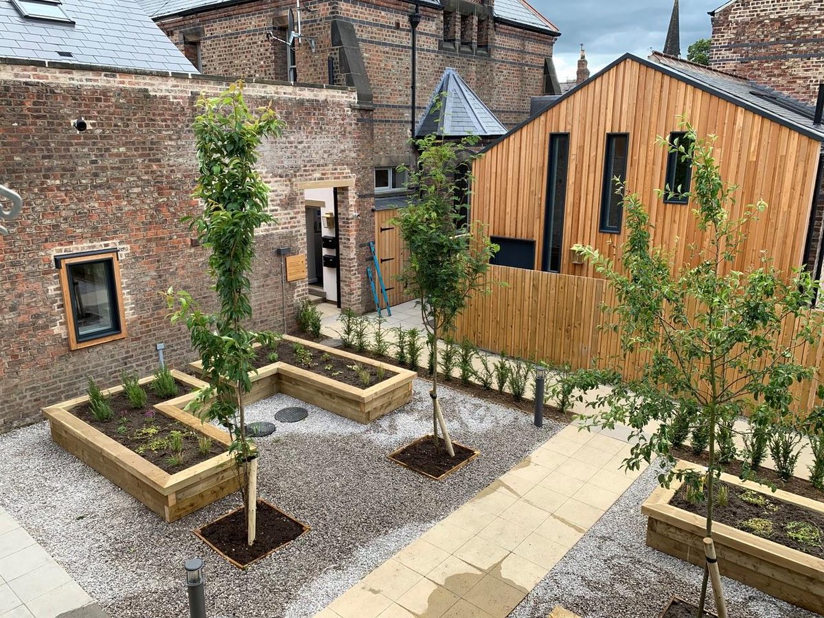 An oasis of tranquillity within easy reach of the city centre, university and railway station. The perfect marriage of old and new with communal gardens and private outdoor space – available now.
hudson-moody.com/property-searc…  
     @nothminstergb