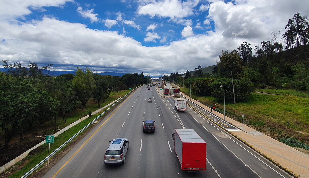 biketheway's tweet photo. Hicimos un recorrido por la ampliación de la Autopista Norte, ¿será que #InfraestructuraParalaGente sí incluye a los ciclistas? nueva entrada en @EspectadorBlogs https://t.co/HgarUHw4MX https://t.co/hBehJqeB1k