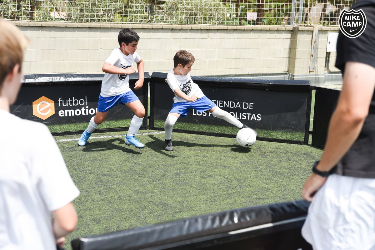 MICCamp_oficial's tweet photo. En el Nike Camp no solo conocemos a las estrellas... ¡Jugamos como ellas! Muchas gracias @futbolemotion por dejarnos probar en exclusiva la nueva #FlightBall de @nikefootball 😍
Hagas lo que hagas, ámalo⚽️
📸 by Adrià Fontanet | Núria Liras
#playwithlove #nikefootball https://t.co/xFsanOyOJn